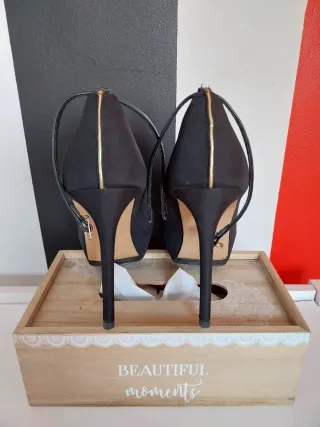 Zapatos de tacón negros y dorados talla 36