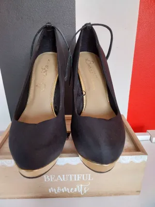 Zapatos de tacón negros y dorados talla 36