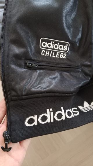 Chaqueta Adidas Chile 62 Negra y Dorada