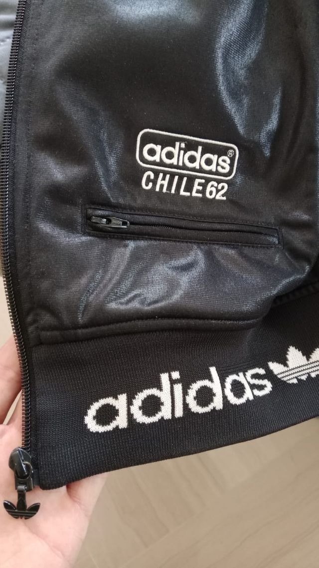 Chaqueta Adidas Chile 62 Negra y Dorada