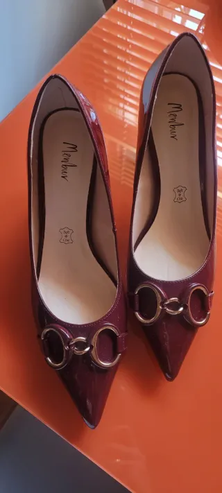 Zapatos de tacón Menbur burdeos con detalle dorado