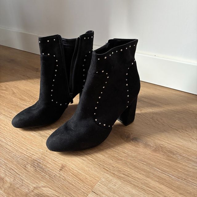 Botines negros tacón con tachuelas