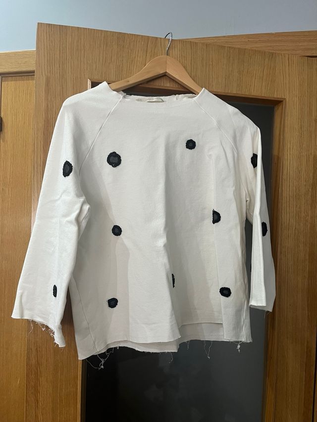 Jersey blanco con lunares negros