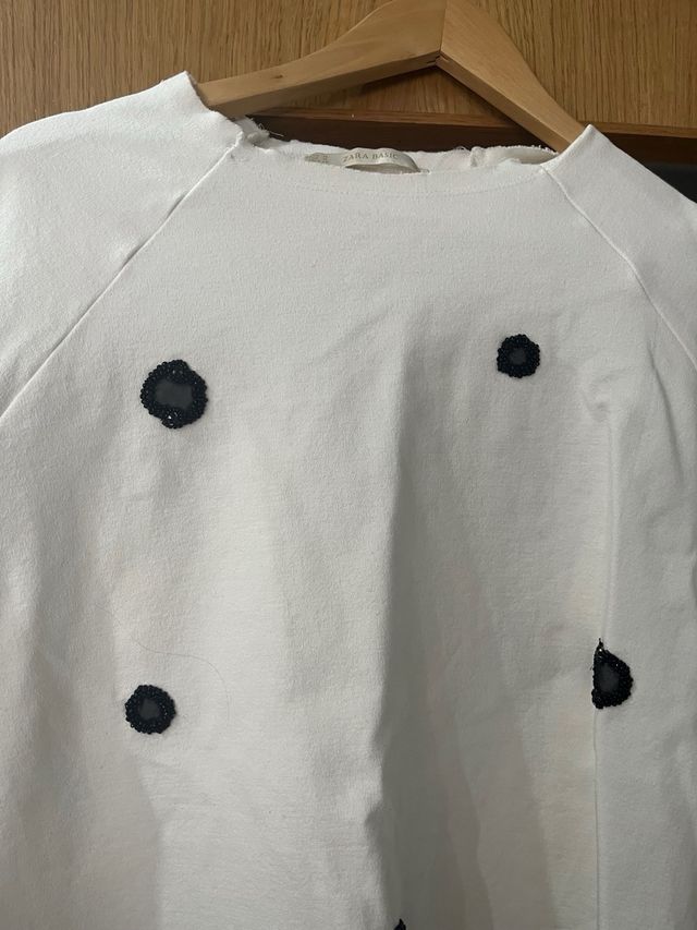 Jersey blanco con lunares negros