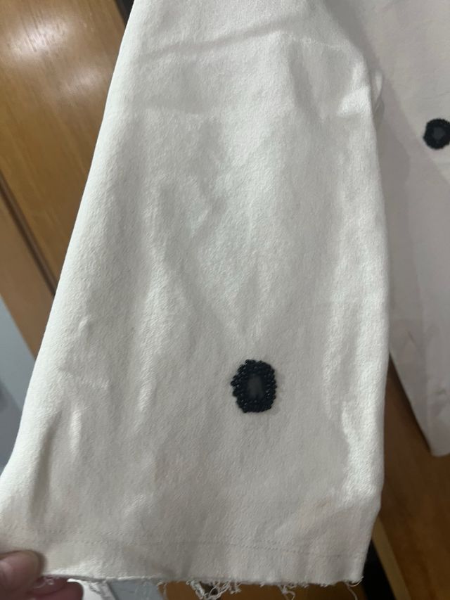 Jersey blanco con lunares negros