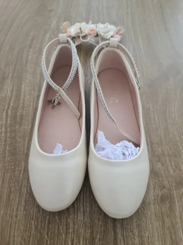 Zapatos Comunión y Adorno Pelo Talla 37.