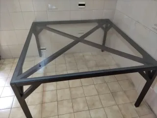 Tavolo in vetro e metallo