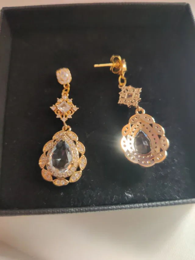 Pendientes dorados artesanales con cristales