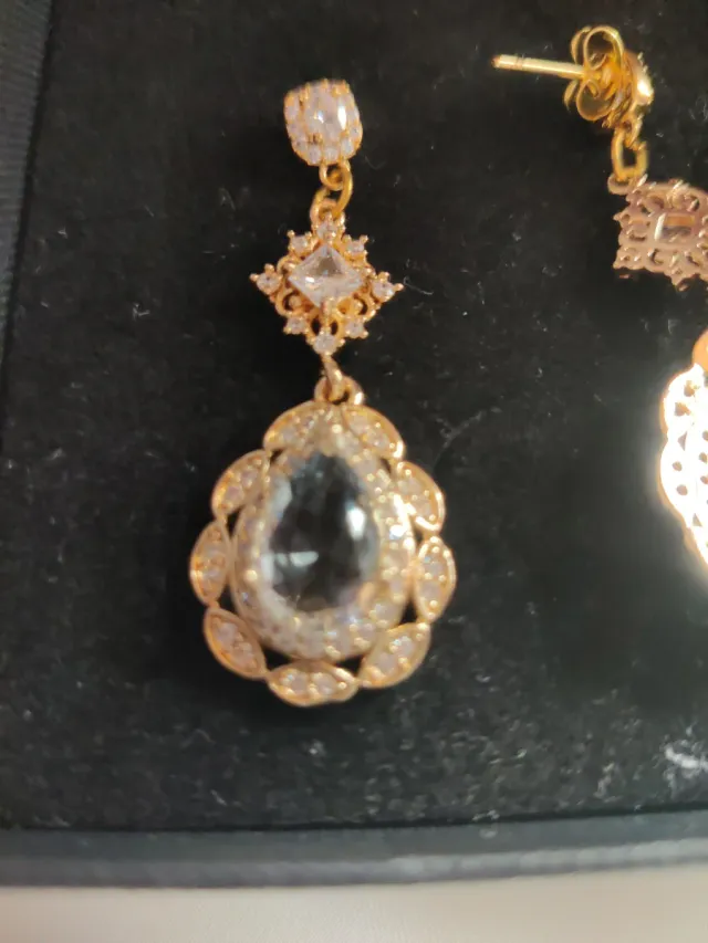 Pendientes dorados artesanales con cristales