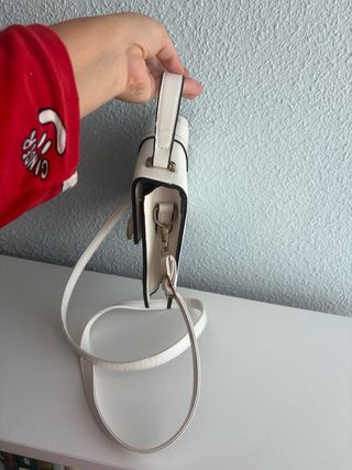 Bolso blanco con detalles dorados