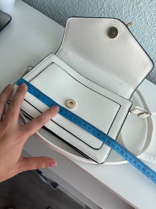 Bolso blanco con detalles dorados