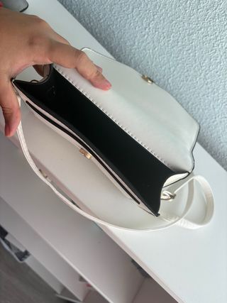 Bolso blanco con detalles dorados