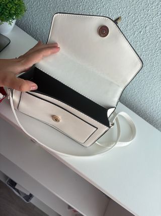 Bolso blanco con detalles dorados