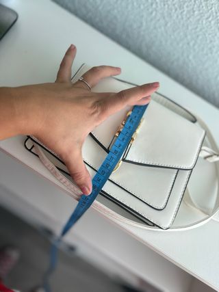 Bolso blanco con detalles dorados