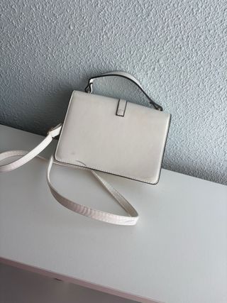 Bolso blanco con detalles dorados