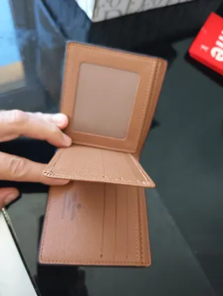 Cartera de piel para hombre nueva.