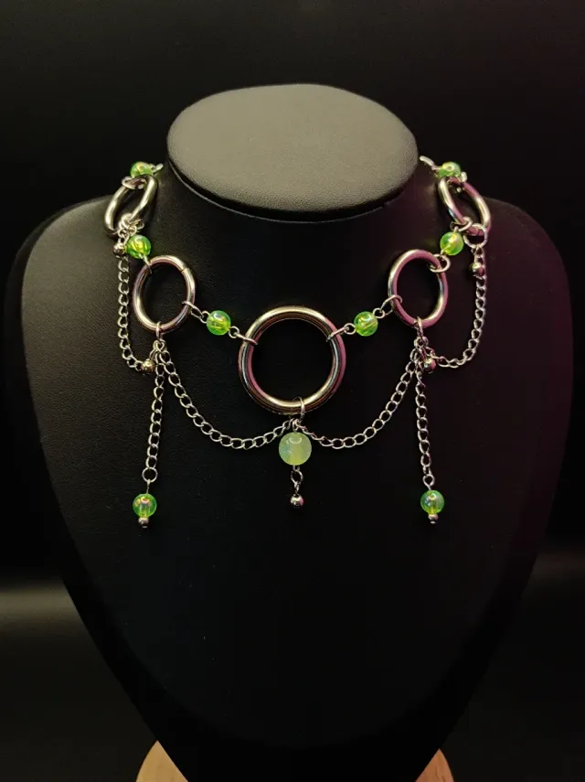 Collar artesanal con anillas y cuentas verdes