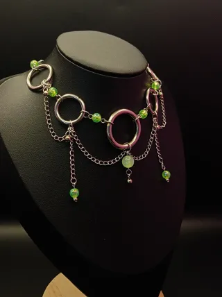 Collar artesanal con anillas y cuentas verdes