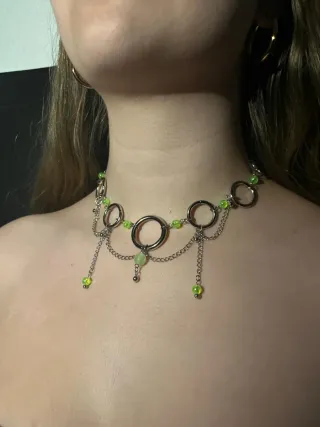 Collar artesanal con anillas y cuentas verdes