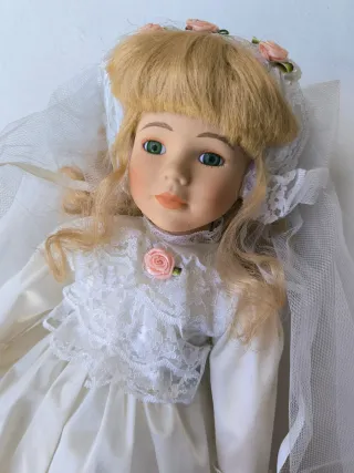 Muñeca de porcelana vintage novia