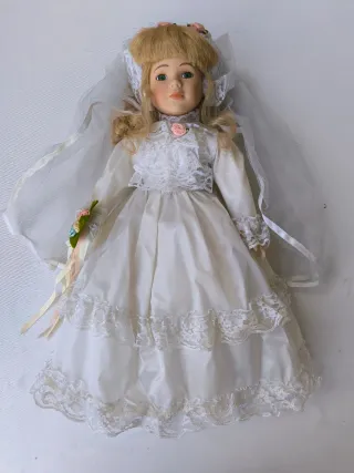Muñeca de porcelana vintage novia