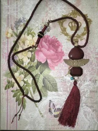 Collar largo burdeos y dorado con colgante