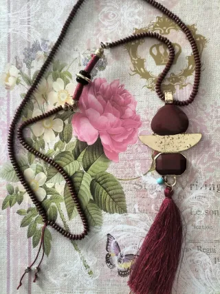 Collar largo burdeos y dorado con colgante