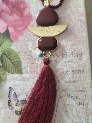 Collar largo burdeos y dorado con colgante