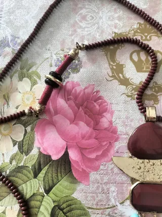 Collar largo burdeos y dorado con colgante