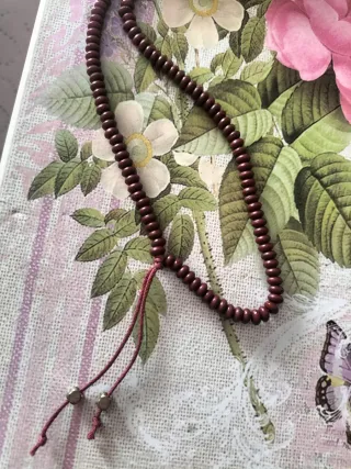 Collar largo burdeos y dorado con colgante