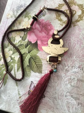 Collar largo burdeos y dorado con colgante