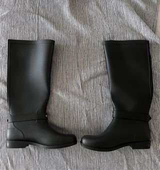 Botas de agua negras con hebilla