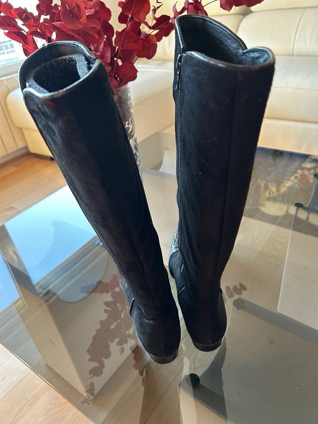 Botas altas de piel negras