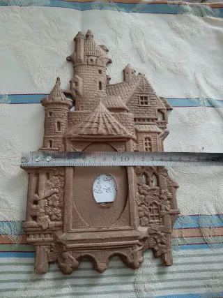 Cornice antica a forma di castello