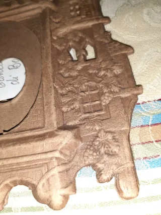 Cornice antica a forma di castello