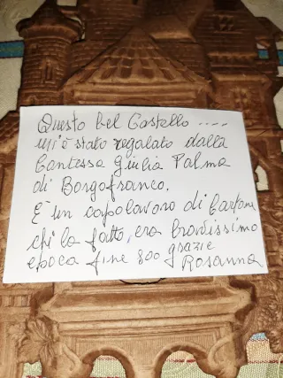 Cornice antica a forma di castello