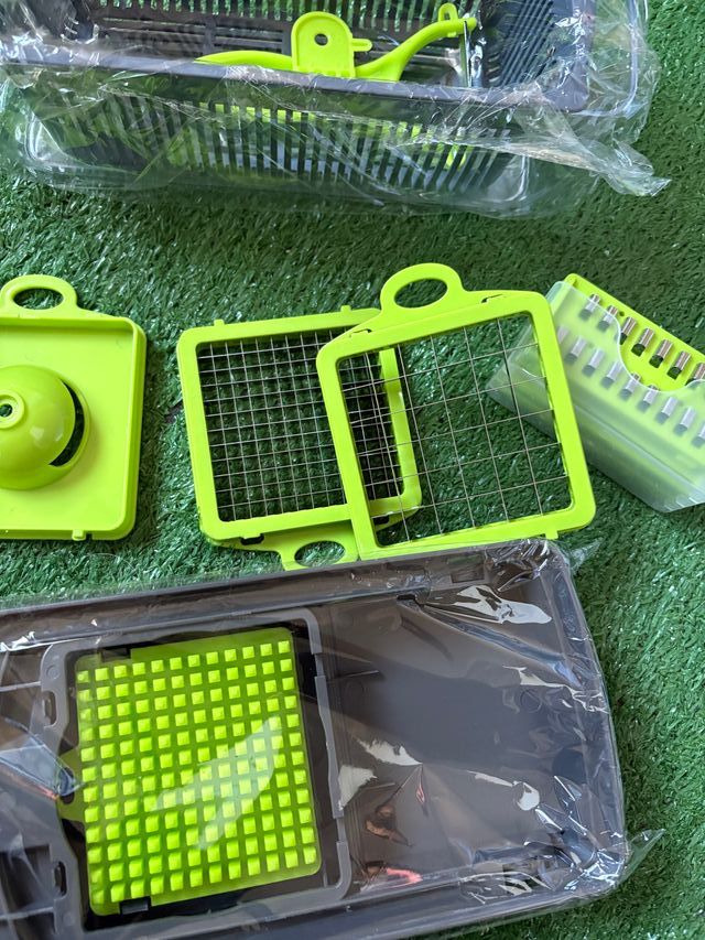 Affettatrice/taglia-verdure 16-in-1 con cestello scolapasta e contenitore