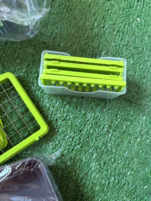 Affettatrice/taglia-verdure 16-in-1 con cestello scolapasta e contenitore