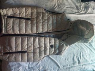 Chaleco Bershka beige acolchado con capucha