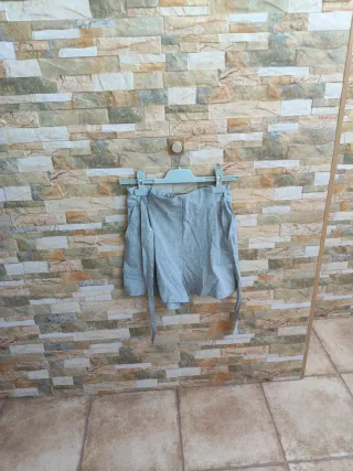 Pantalones cortos grises con cinturón