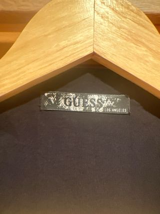 Chaleco corto Guess con flecos plateados