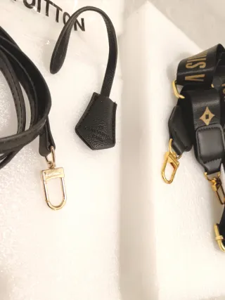 Set tracolla pelle, tracolla tessuto e charm