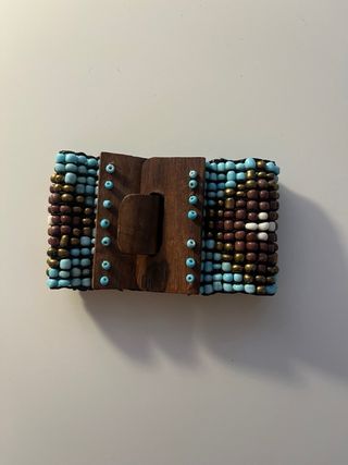 Pulsera de cuentas de madera y abalorios