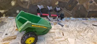 Tractor John Deere con remolque y arado