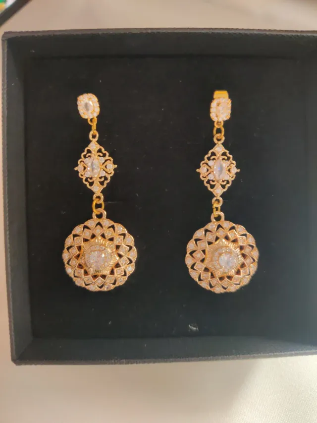 Pendientes dorados vintage con pedrería