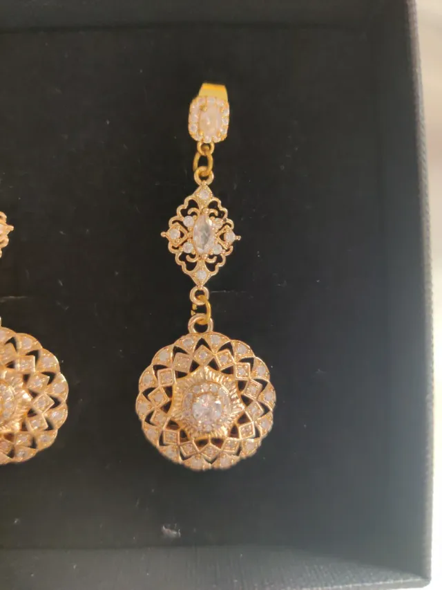 Pendientes dorados vintage con pedrería