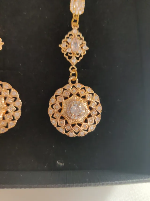 Pendientes dorados vintage con pedrería