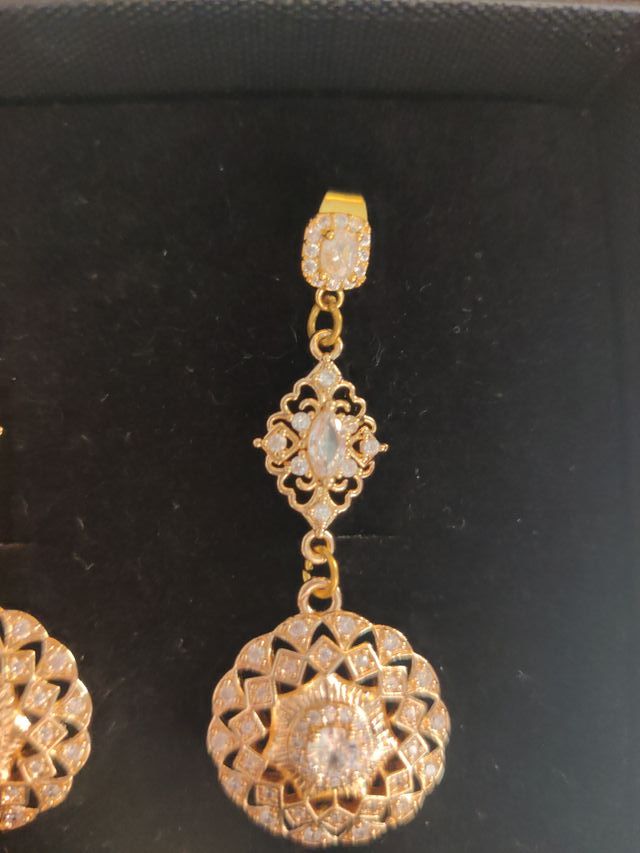 Pendientes dorados vintage con pedrería