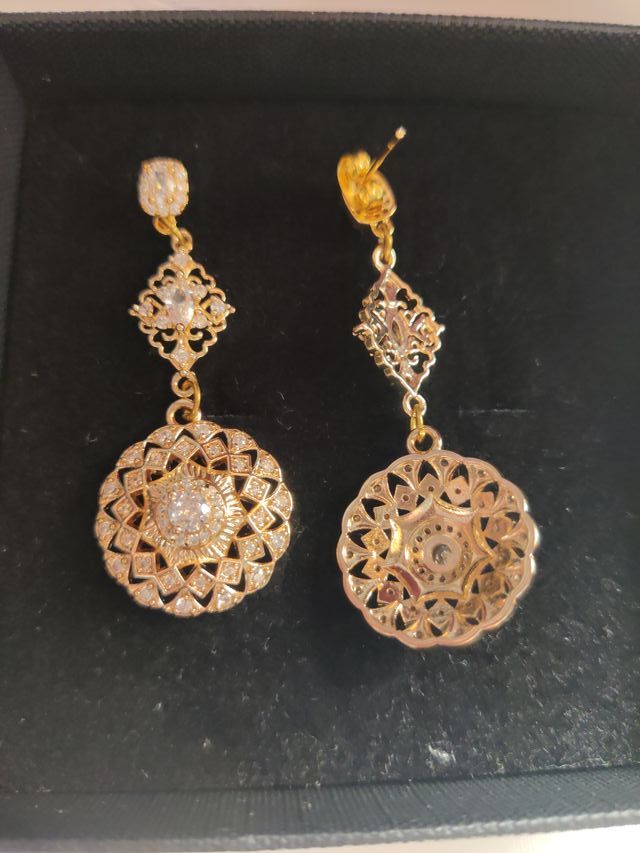 Pendientes dorados vintage con pedrería