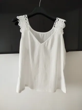 Canotta bianca con dettagli in pizzo